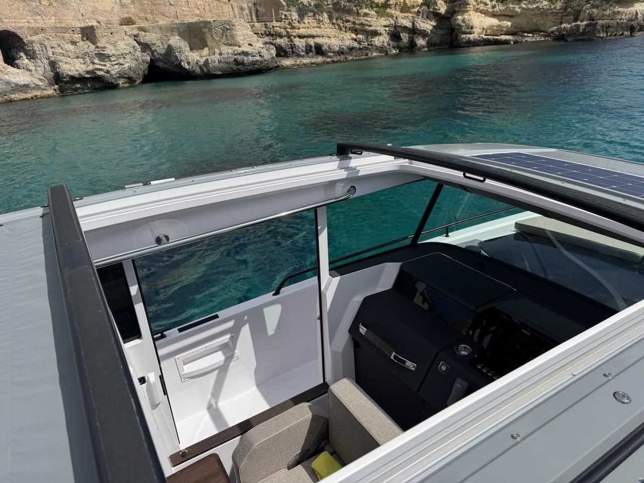 Axopar 37 Cross Cabin