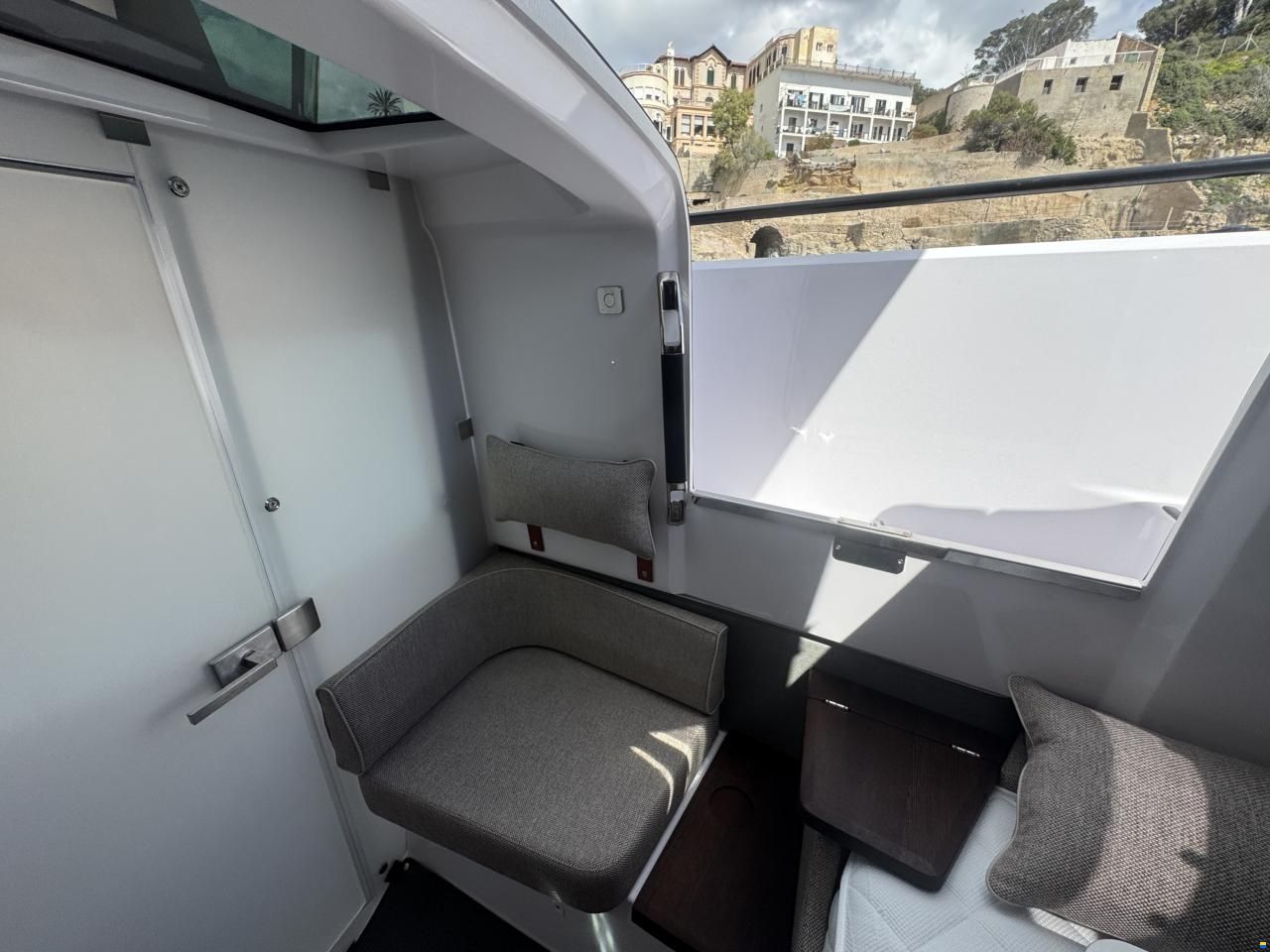 Axopar 37 Cross Cabin