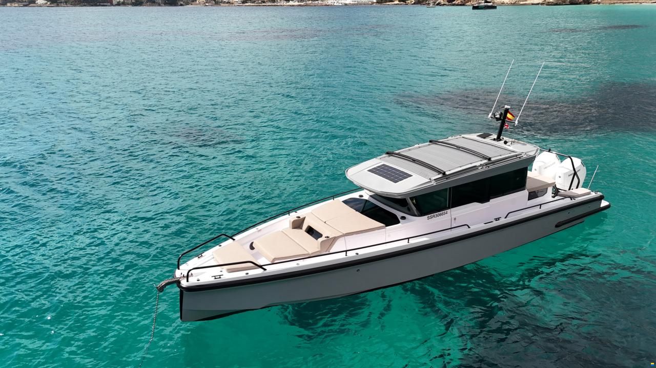Axopar 37 Cross Cabin