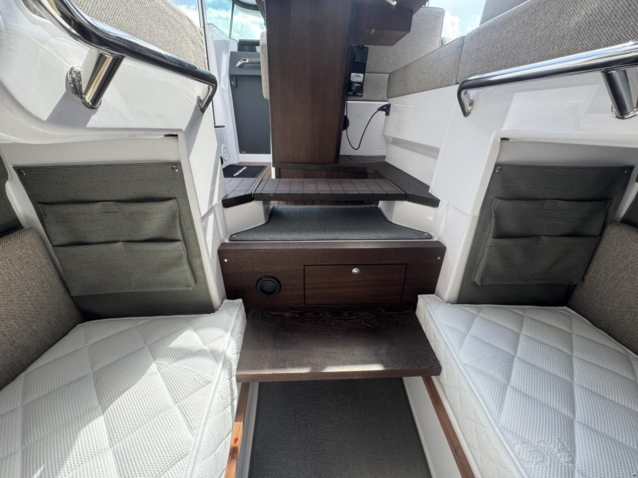 Axopar 37 Cross Cabin