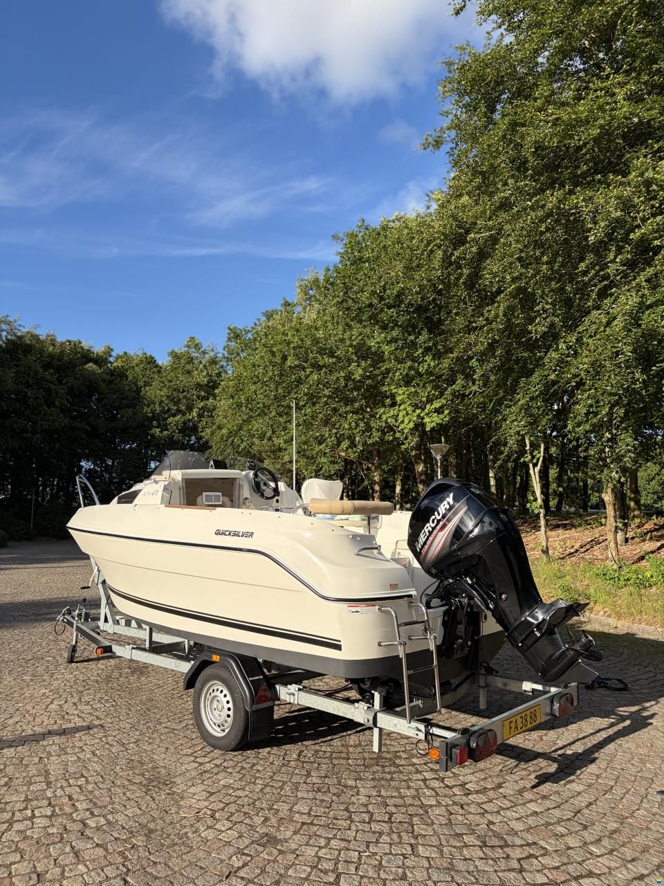 Quicksilver Active 470 Cabin