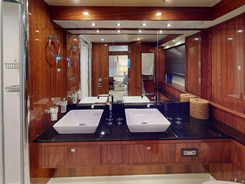 Sunseeker 88 Yacht