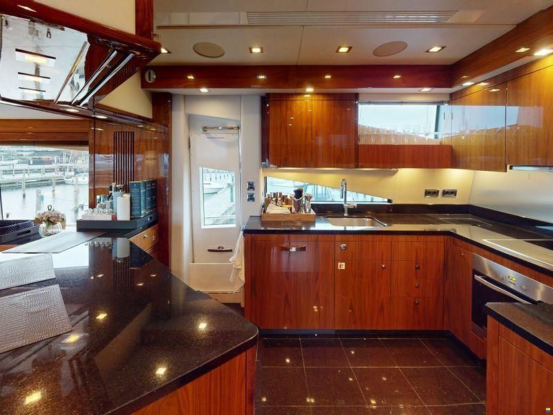 Sunseeker 88 Yacht