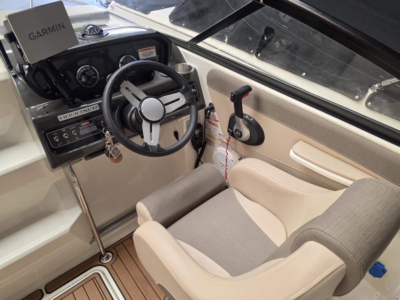 Bayliner VR6 cuddy