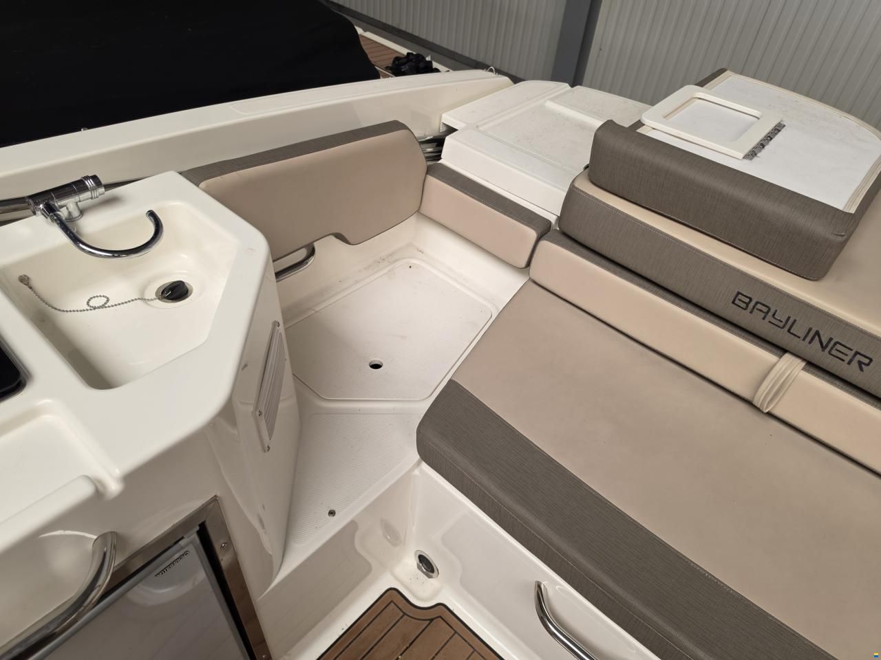 Bayliner VR6 cuddy