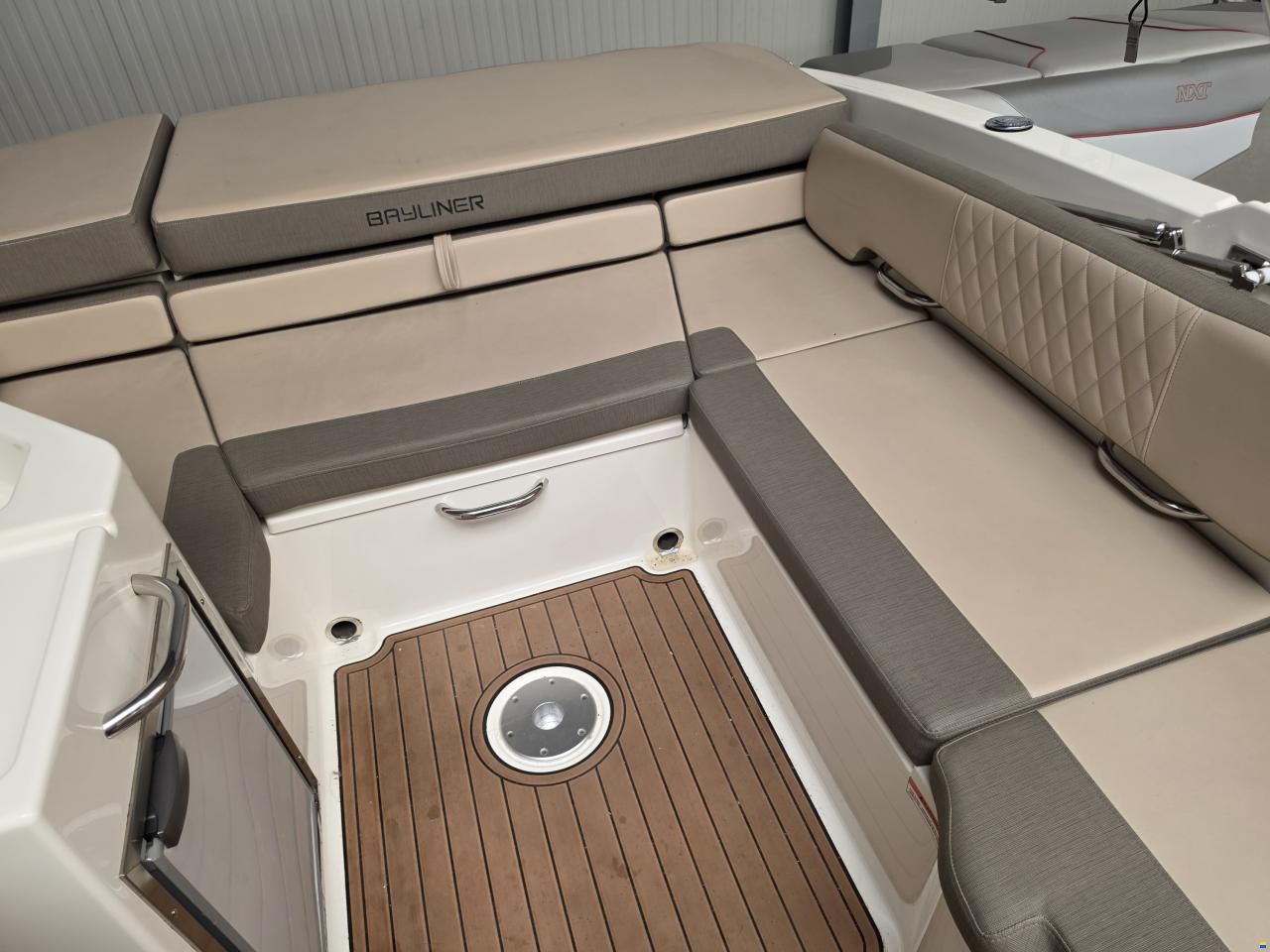 Bayliner VR6 cuddy
