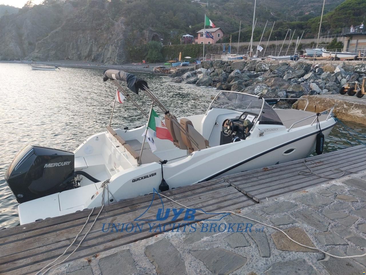 Quicksilver Activ 675 Sundeck