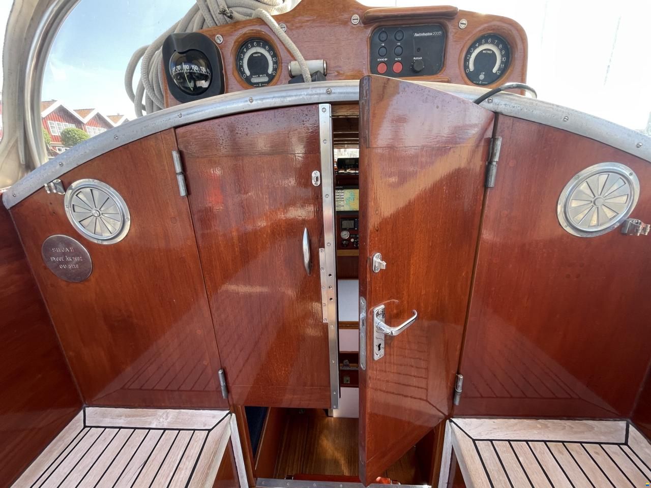 Mahogany Yacht 32