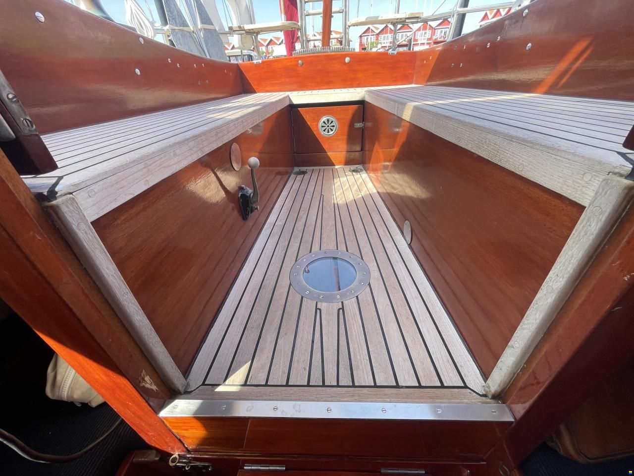 Mahogany Yacht 32