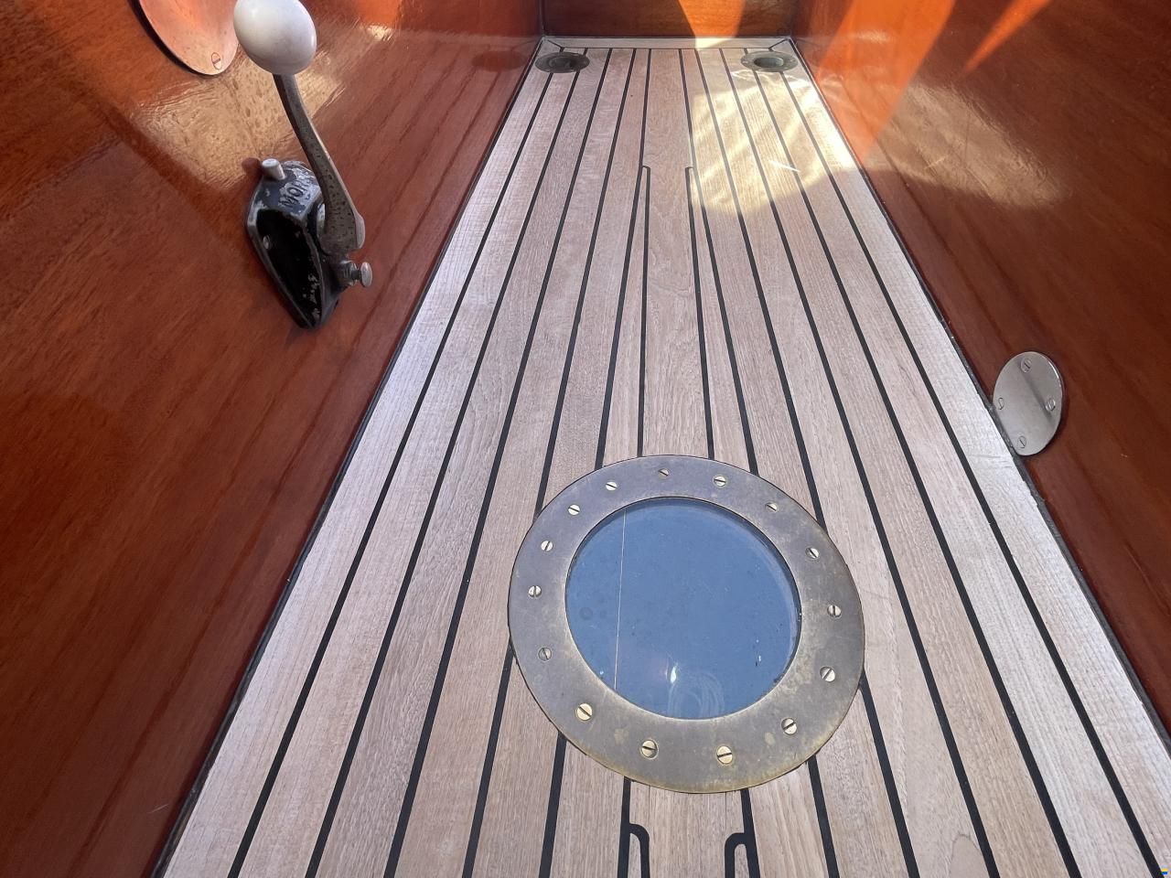 Mahogany Yacht 32