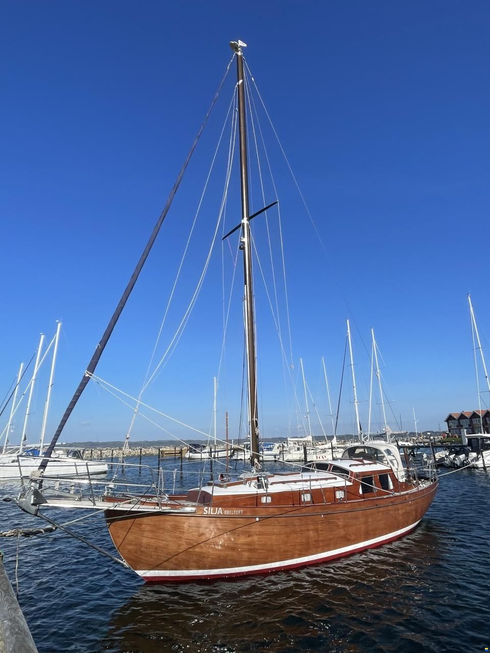 Mahogany Yacht 32