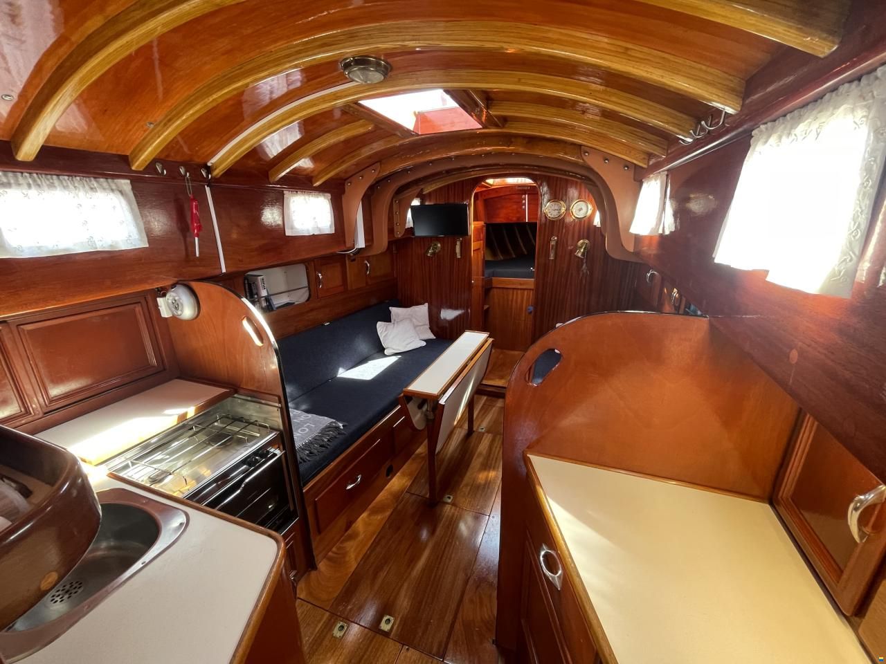 Mahogany Yacht 32