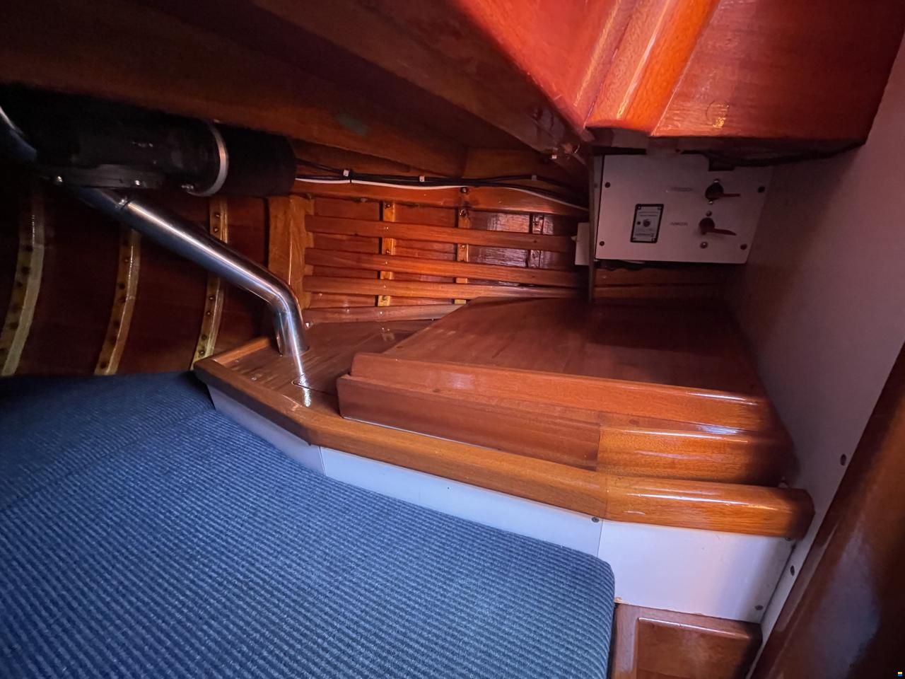 Mahogany Yacht 32