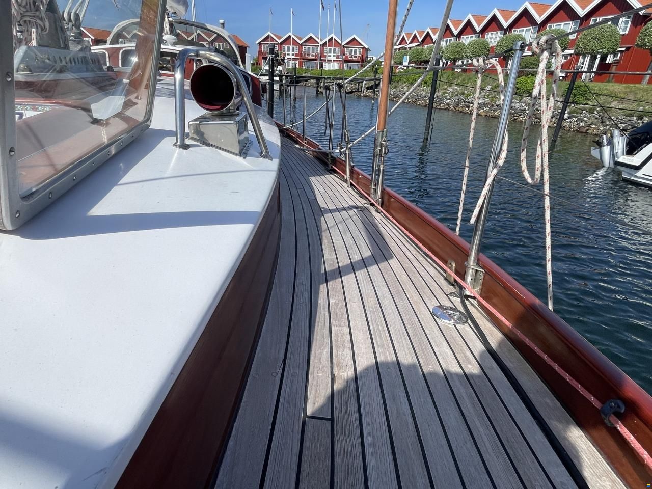 Mahogany Yacht 32