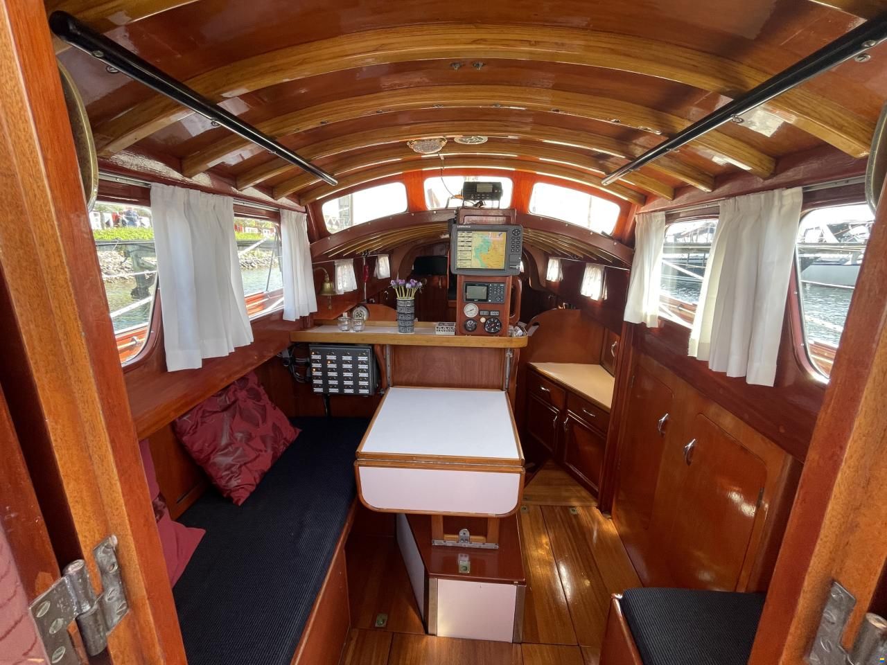 Mahogany Yacht 32