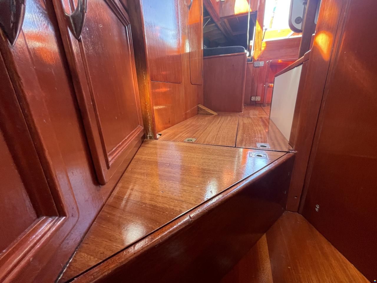 Mahogany Yacht 32