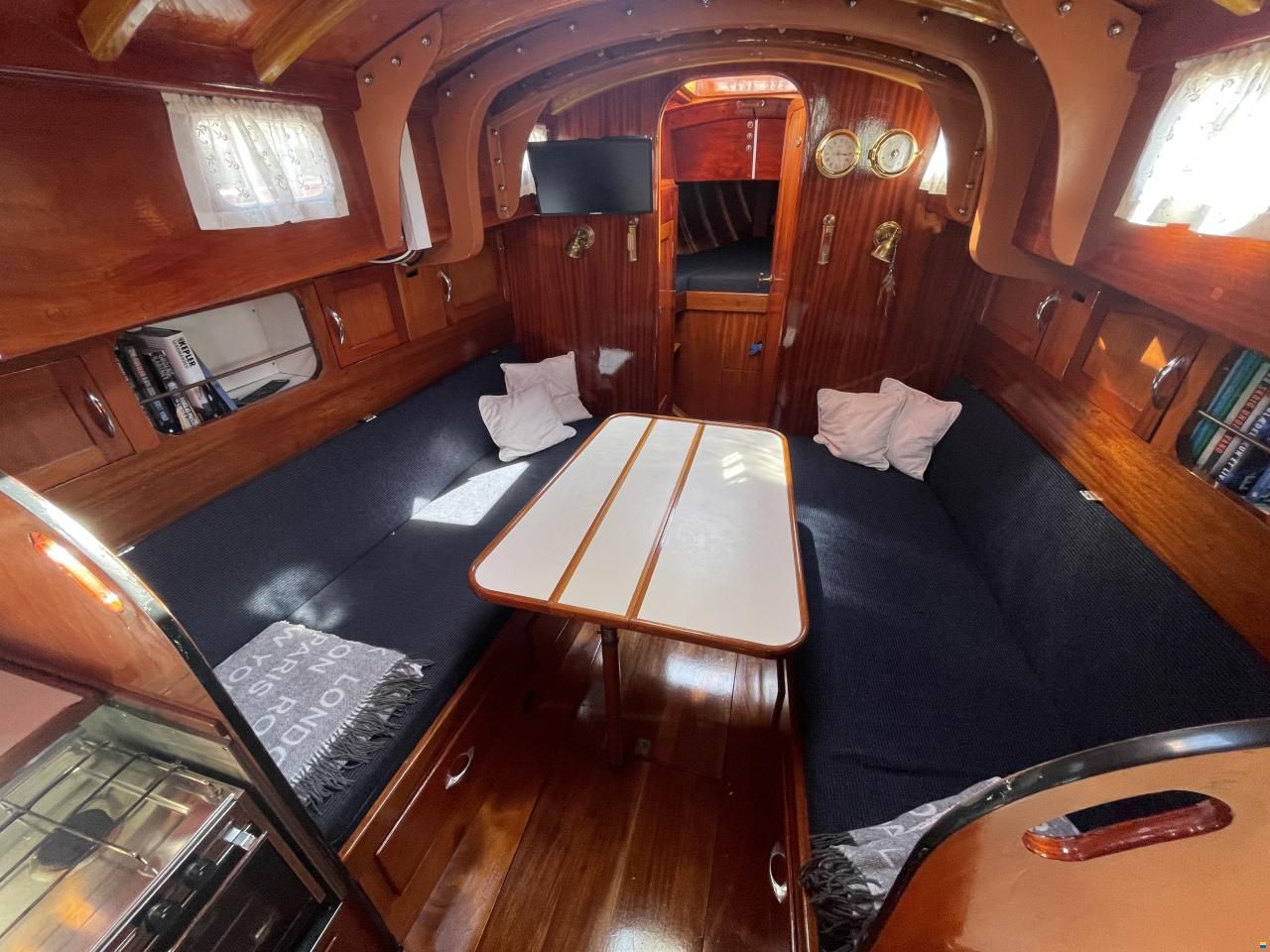 Mahogany Yacht 32