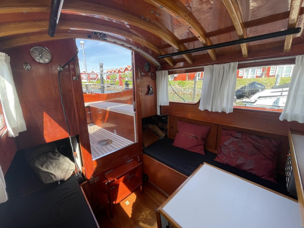 Mahogany Yacht 32