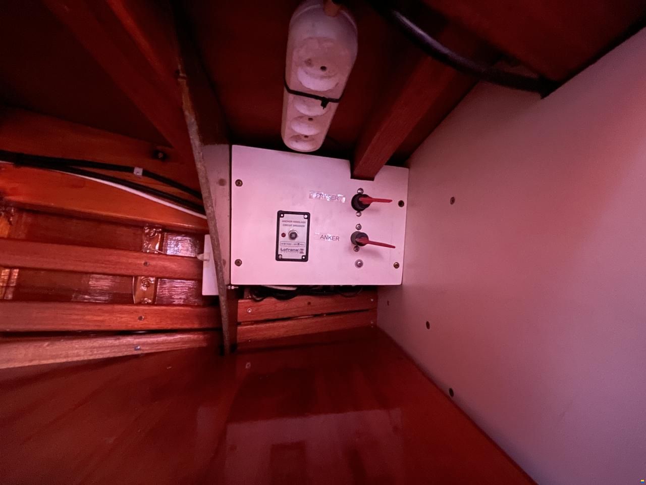 Mahogany Yacht 32