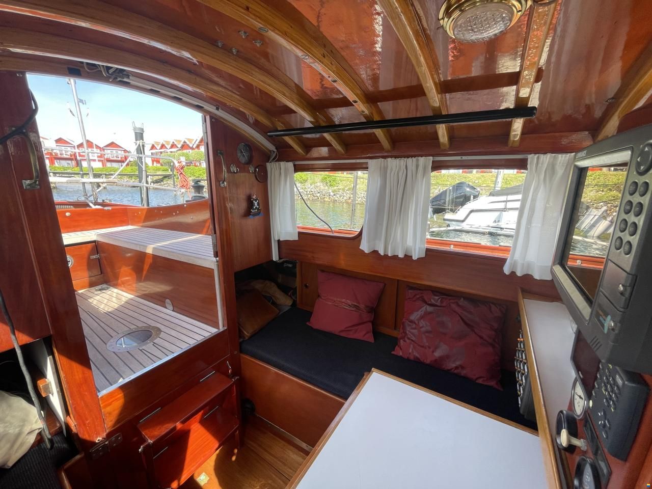 Mahogany Yacht 32