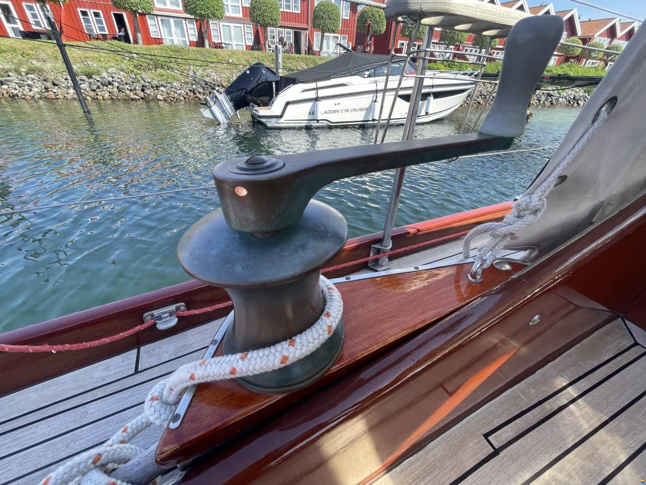 Mahogany Yacht 32