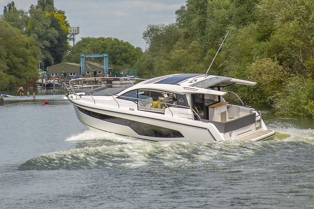 Sealine C335