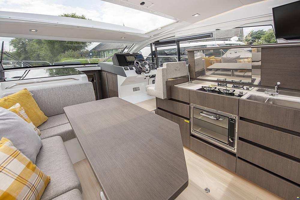 Sealine C335
