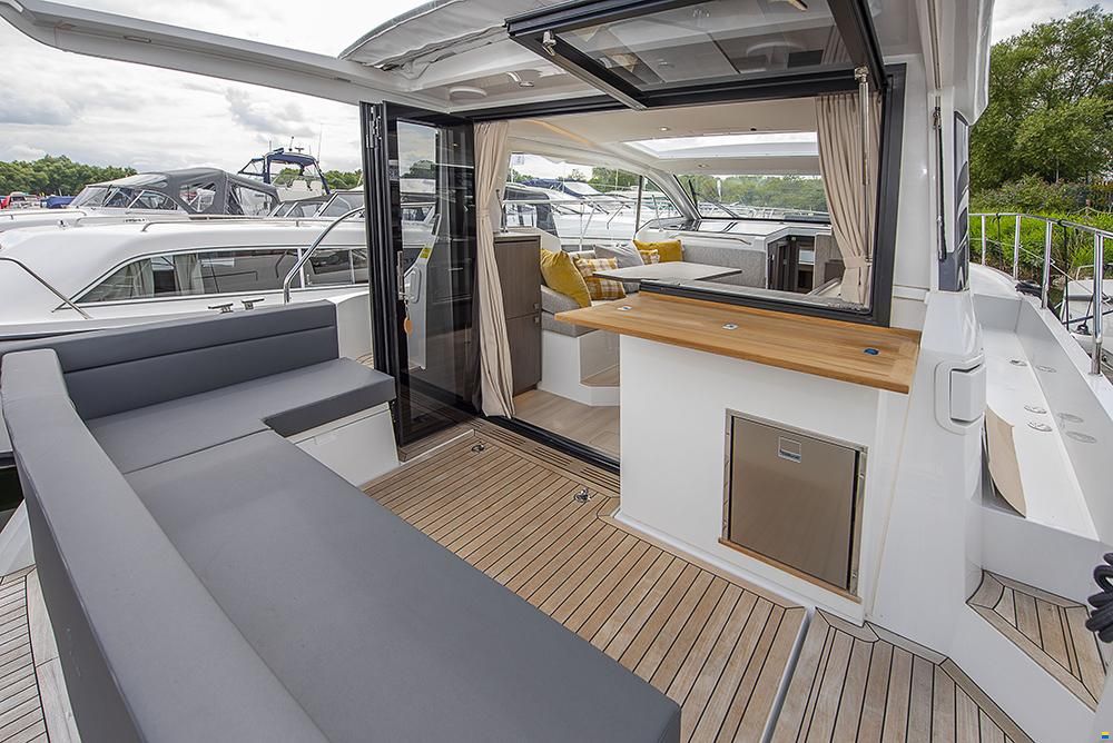 Sealine C335