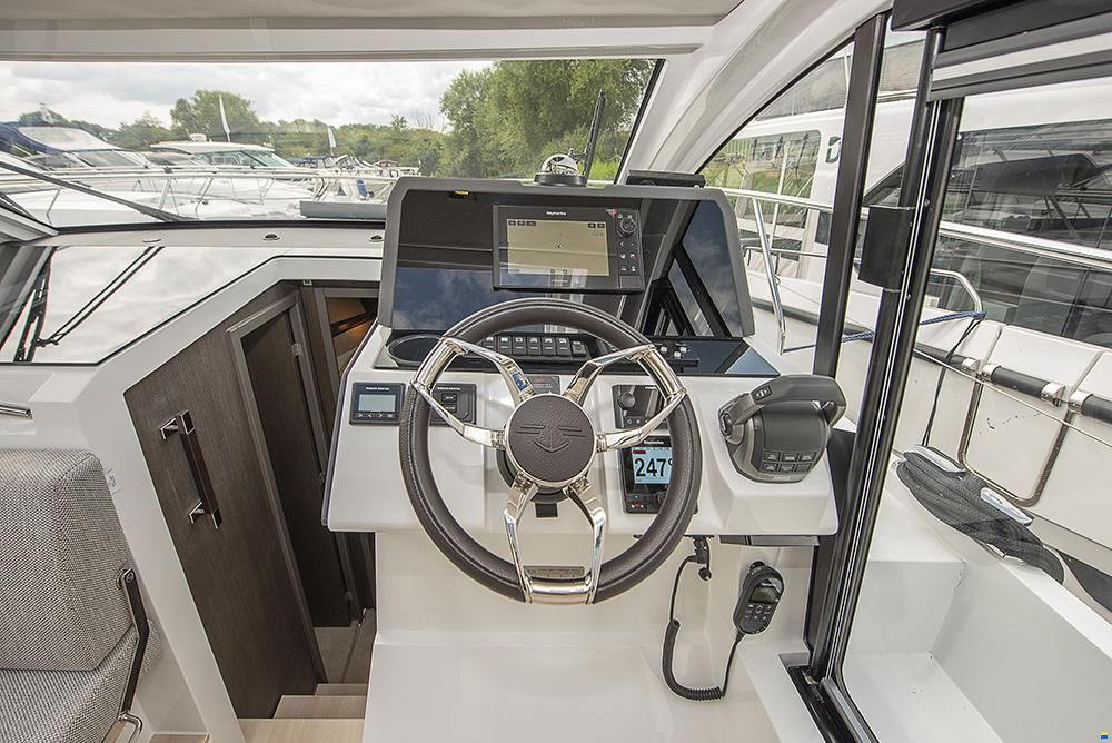 Sealine C335