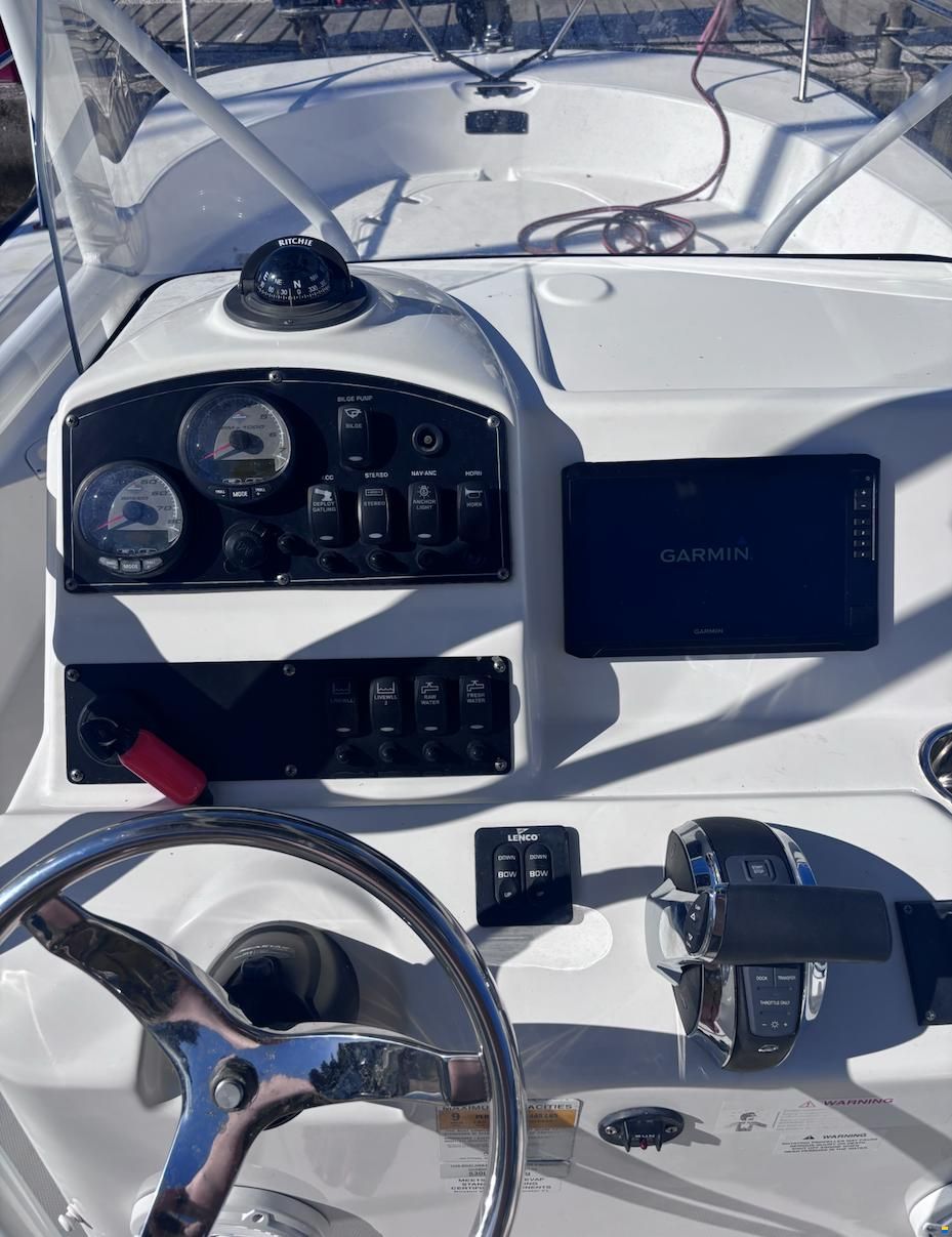 Boston Whaler Montauk 210