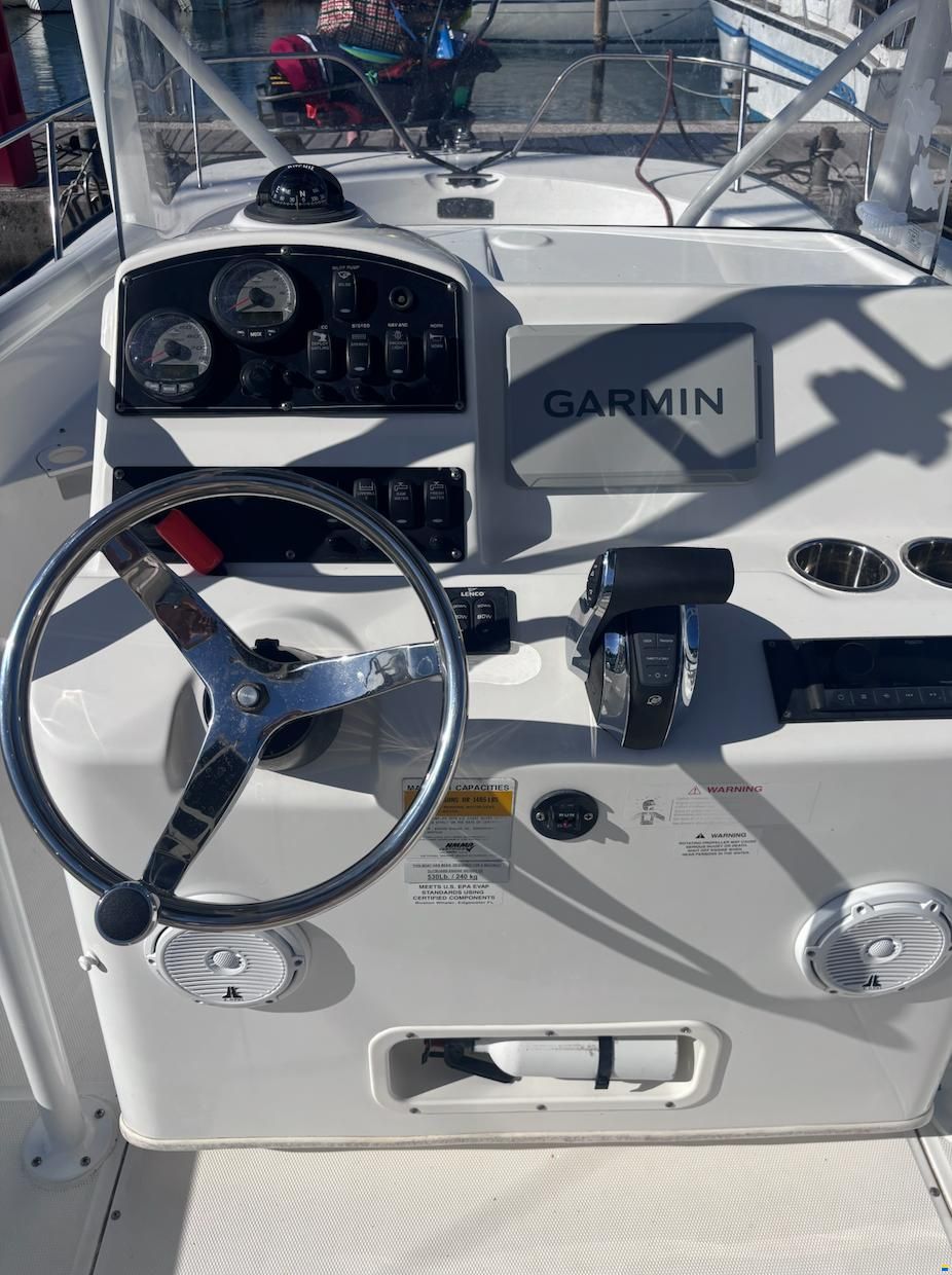 Boston Whaler Montauk 210