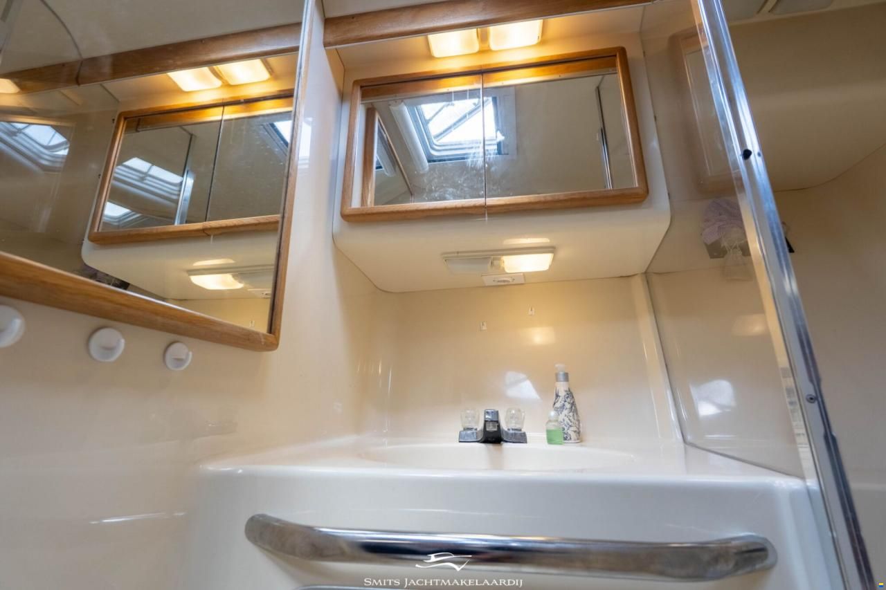 Sea Ray 370 Express Cruiser