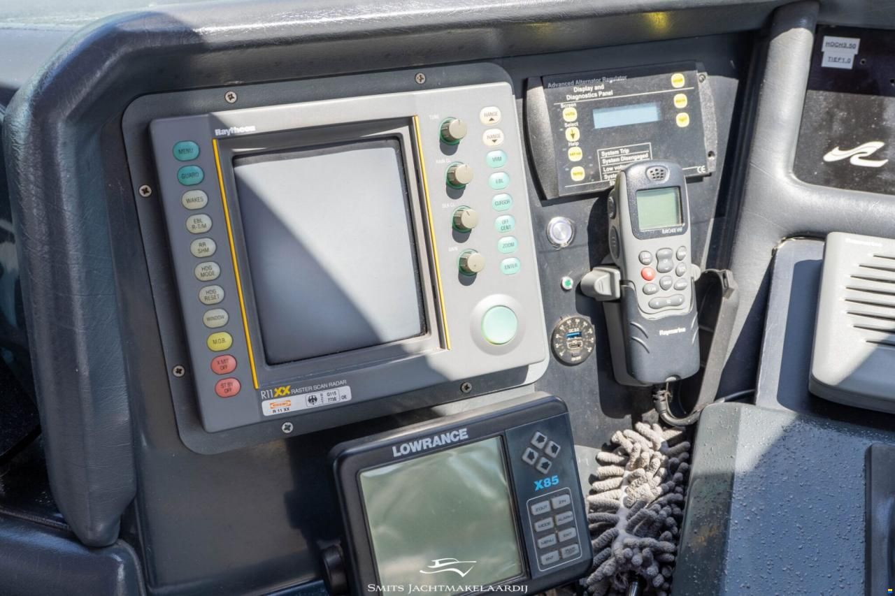 Sea Ray 370 Express Cruiser