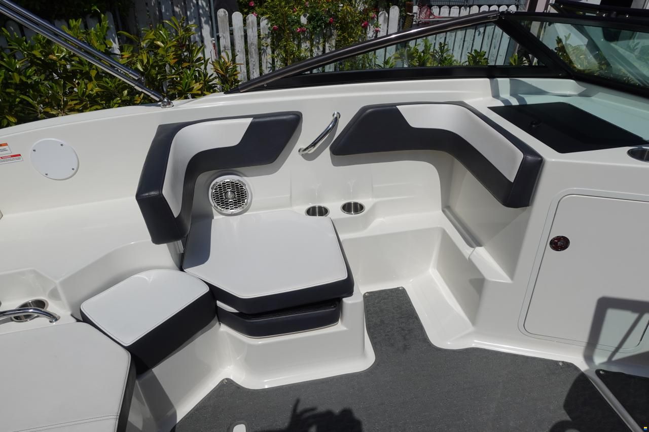 Sea Ray 190 SPXE & Trailer (1. Hand)