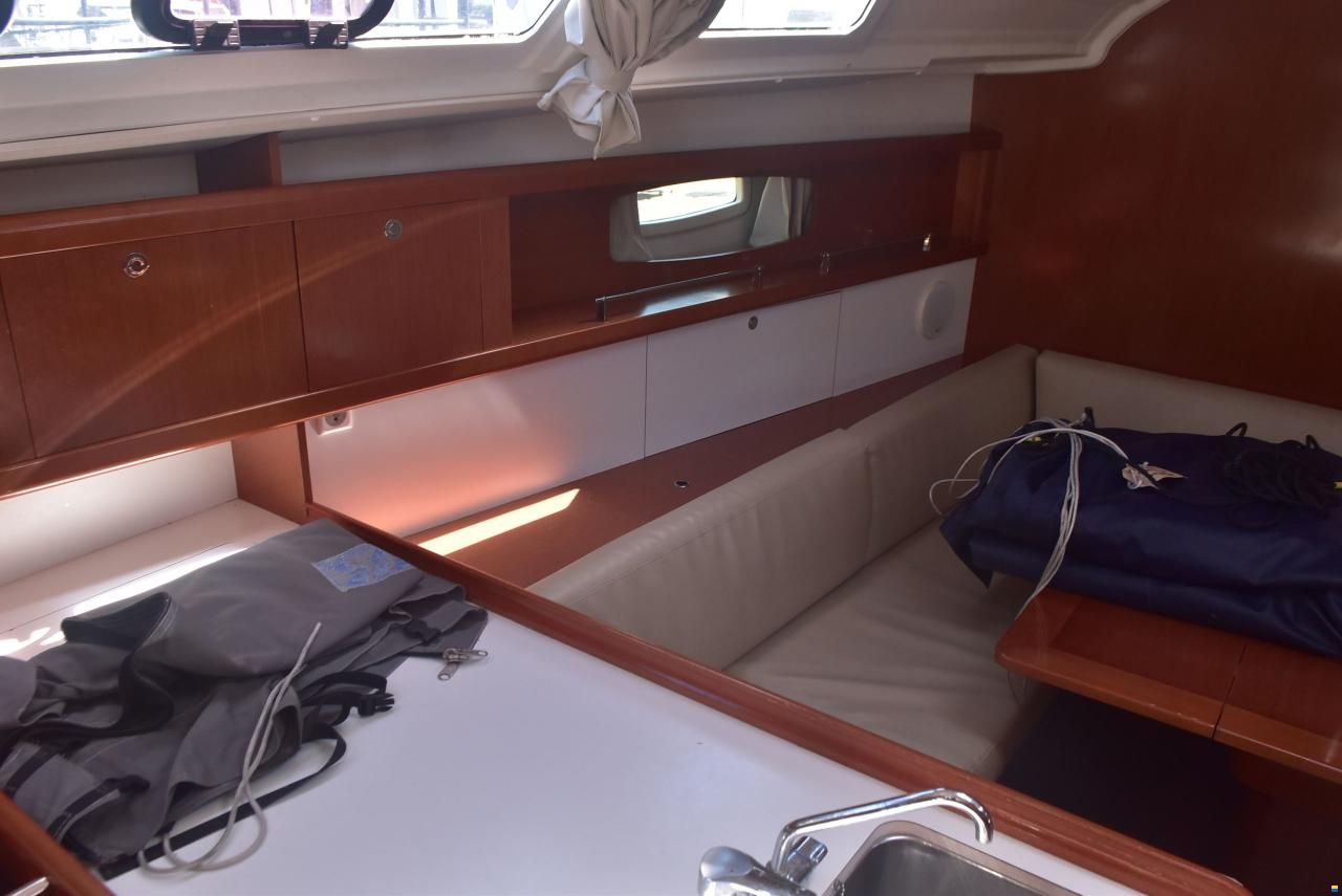 Beneteau Oceanis 37