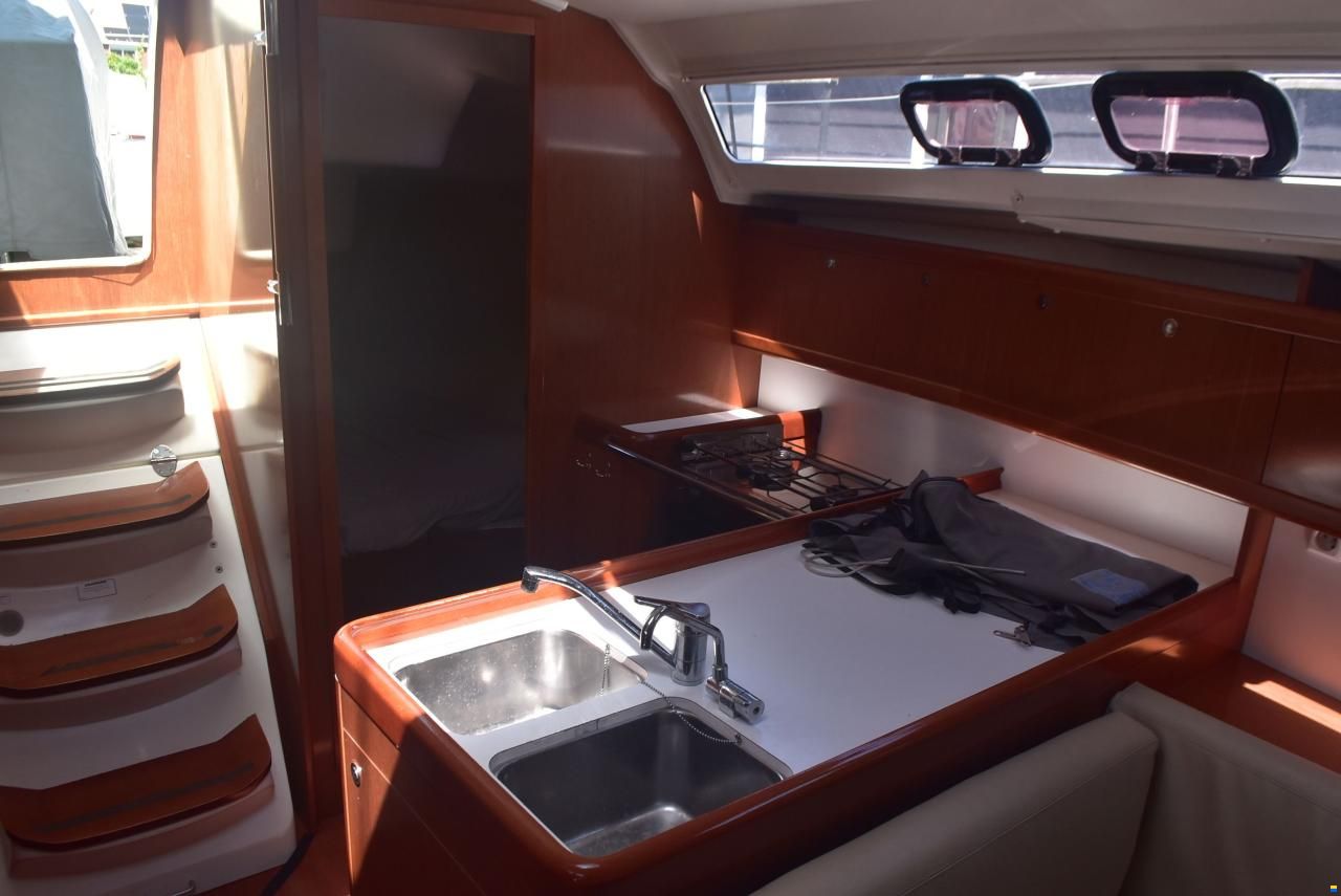 Beneteau Oceanis 37