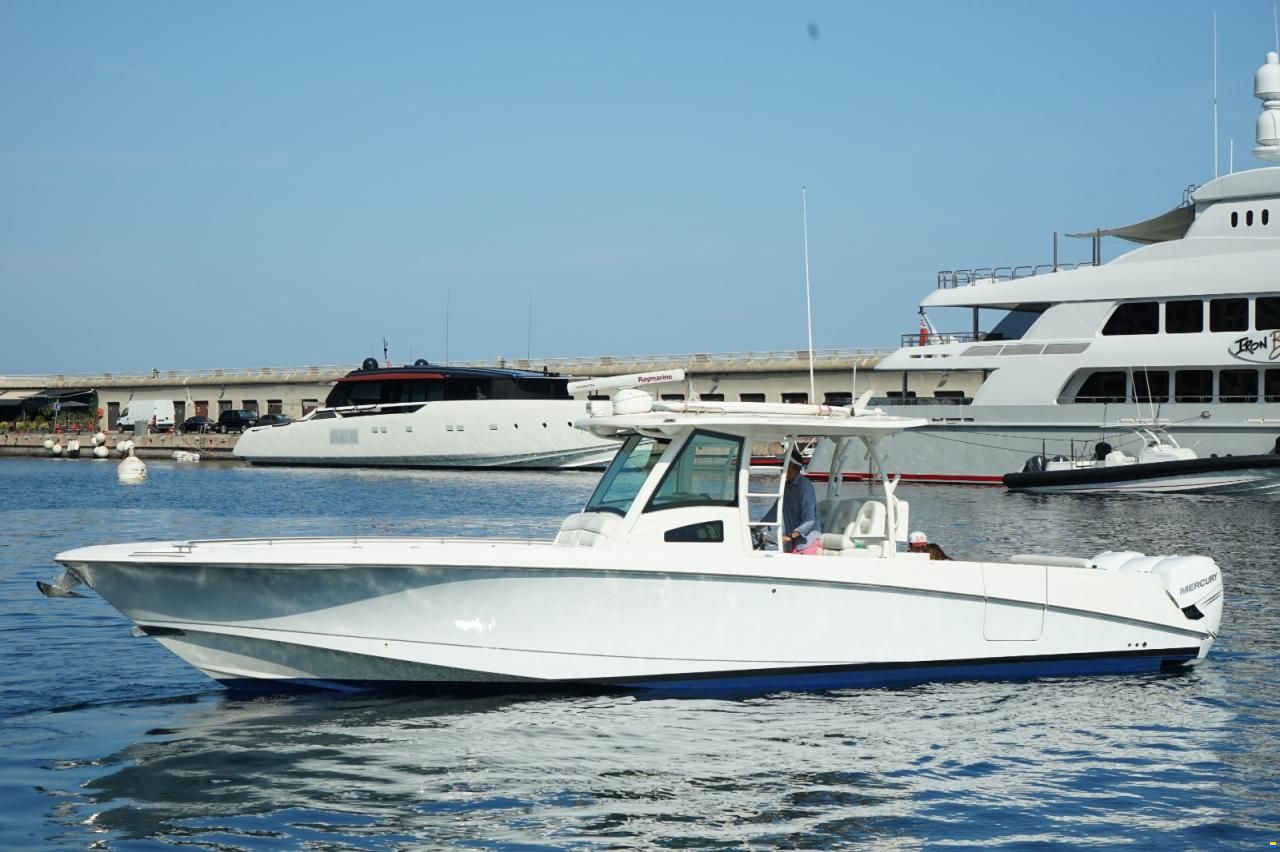 Boston Whaler Outrage 370
