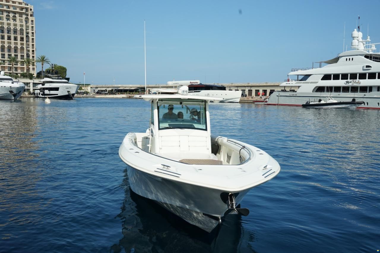 Boston Whaler Outrage 370