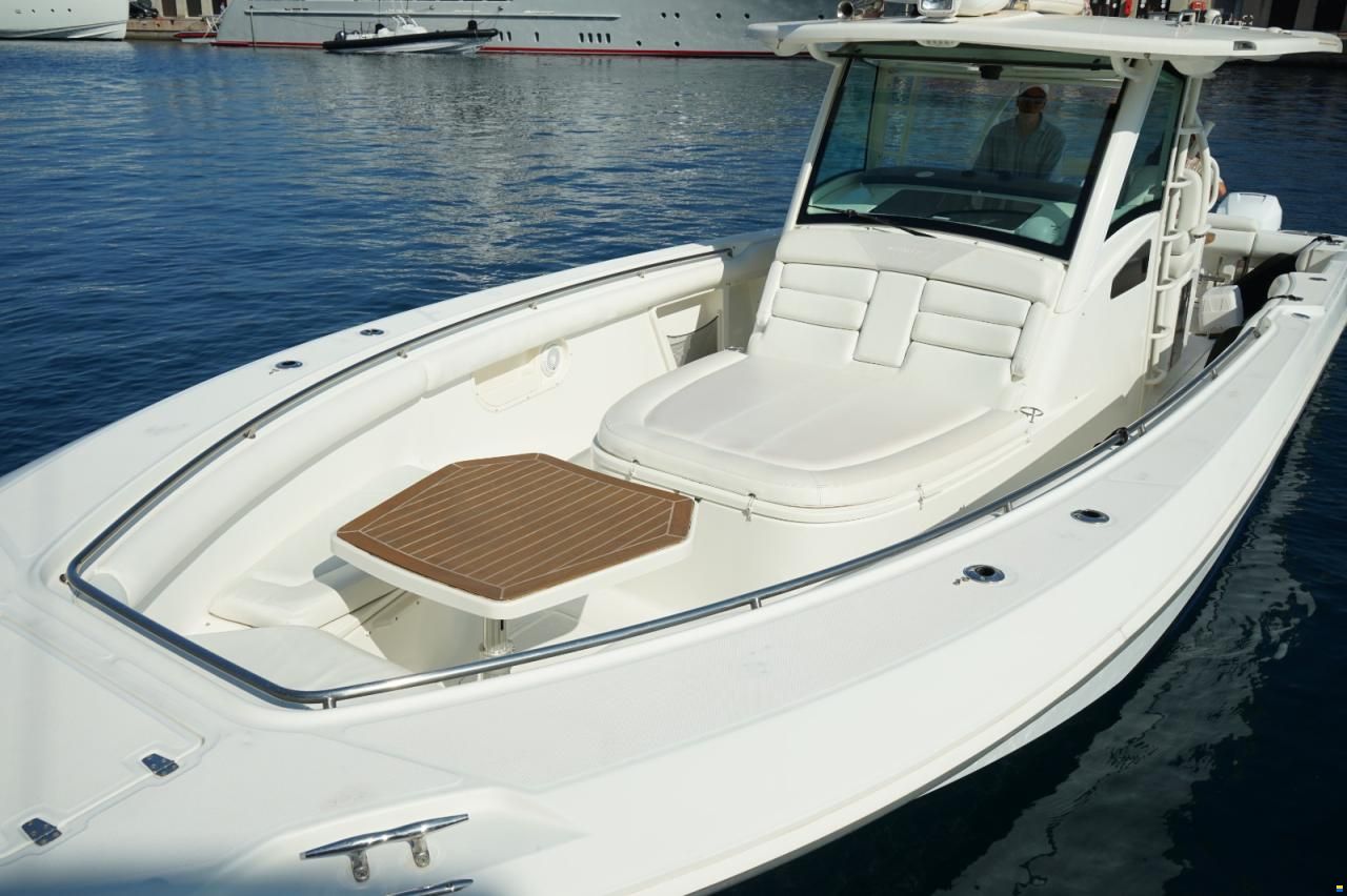 Boston Whaler Outrage 370