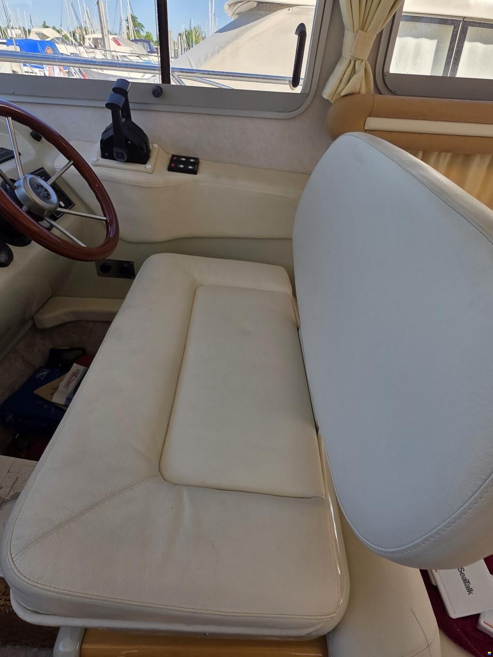 Sealine F33