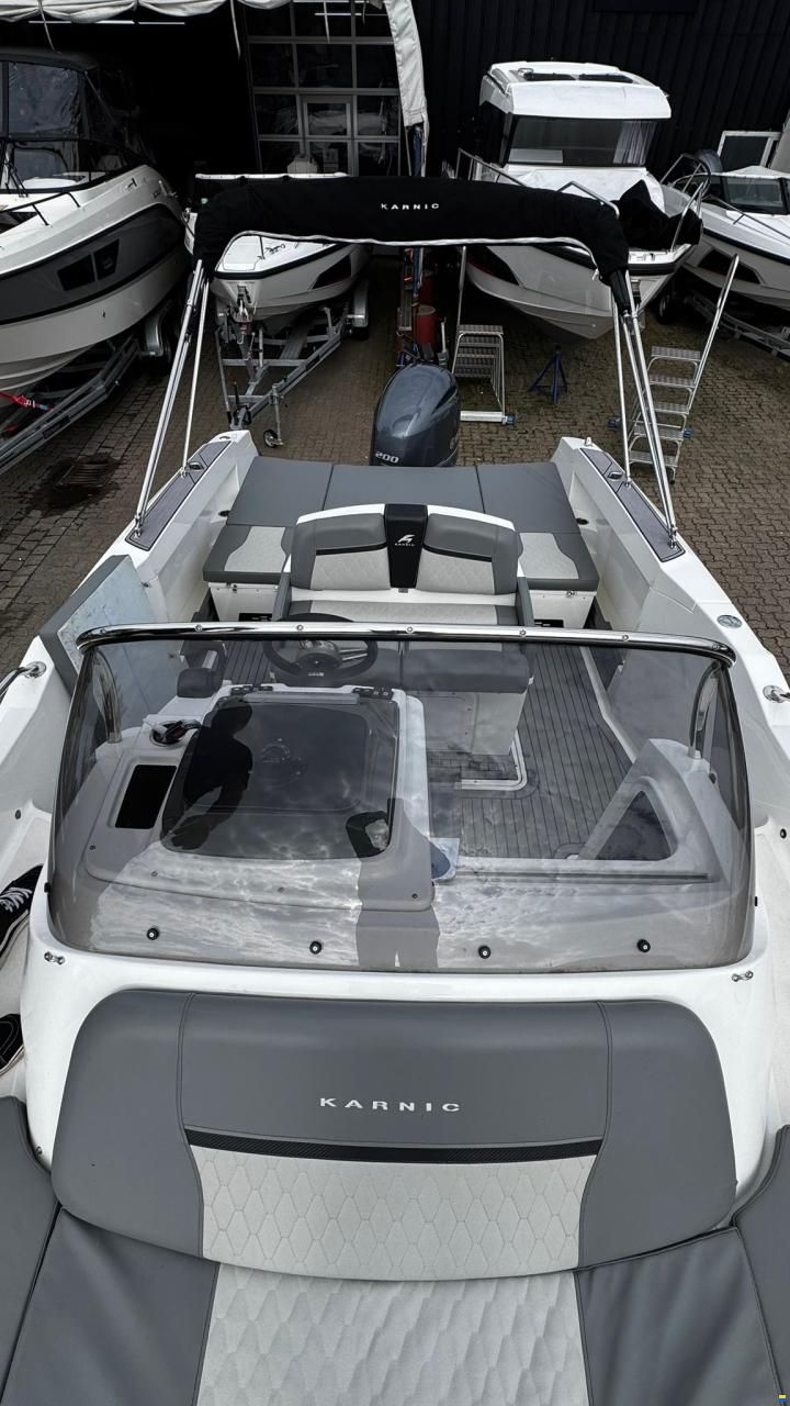 Karnic SL652 inkl. Yamaha F200XCA und Trailer
