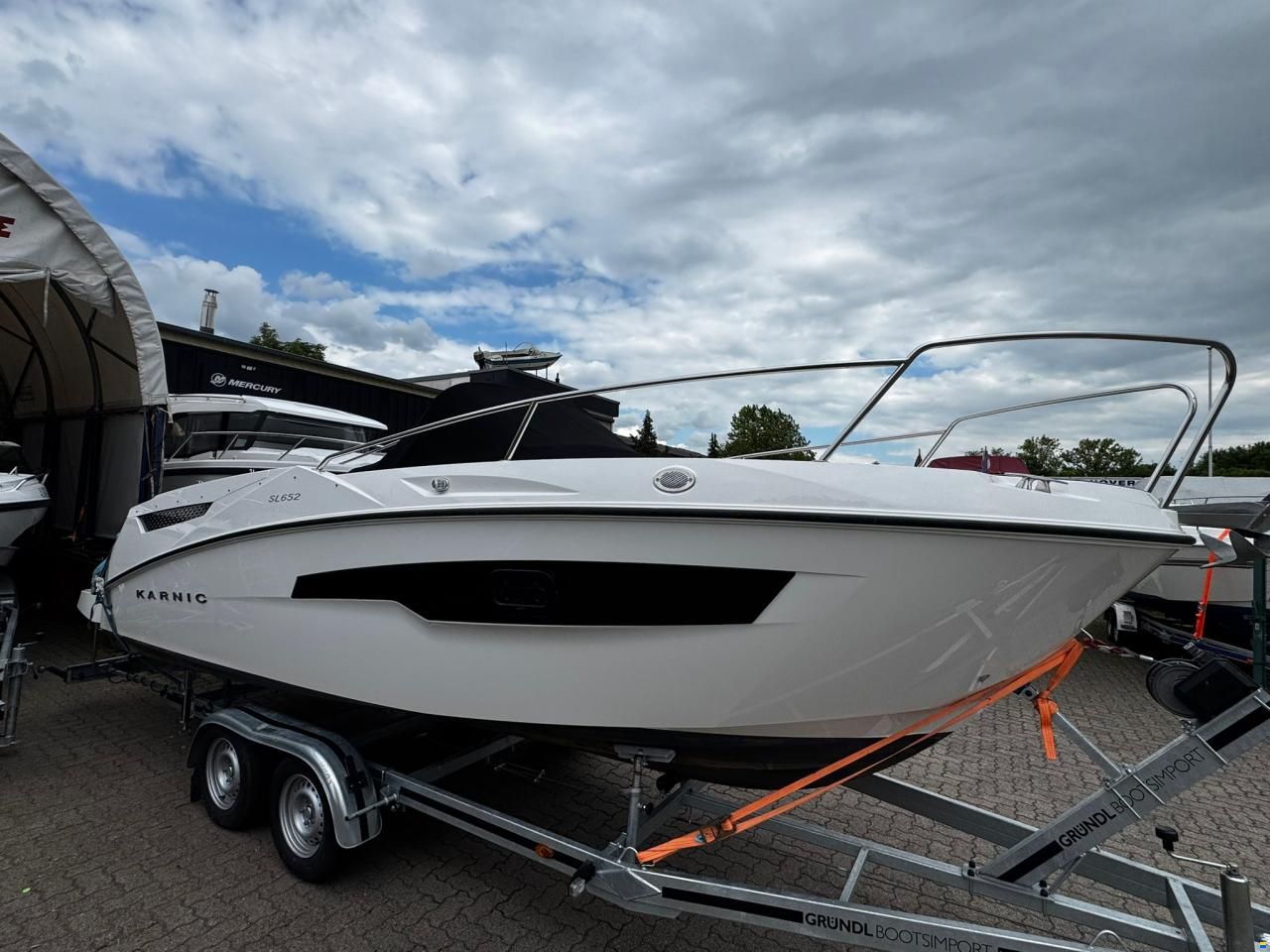 Karnic SL652 inkl. Yamaha F200XCA und Trailer