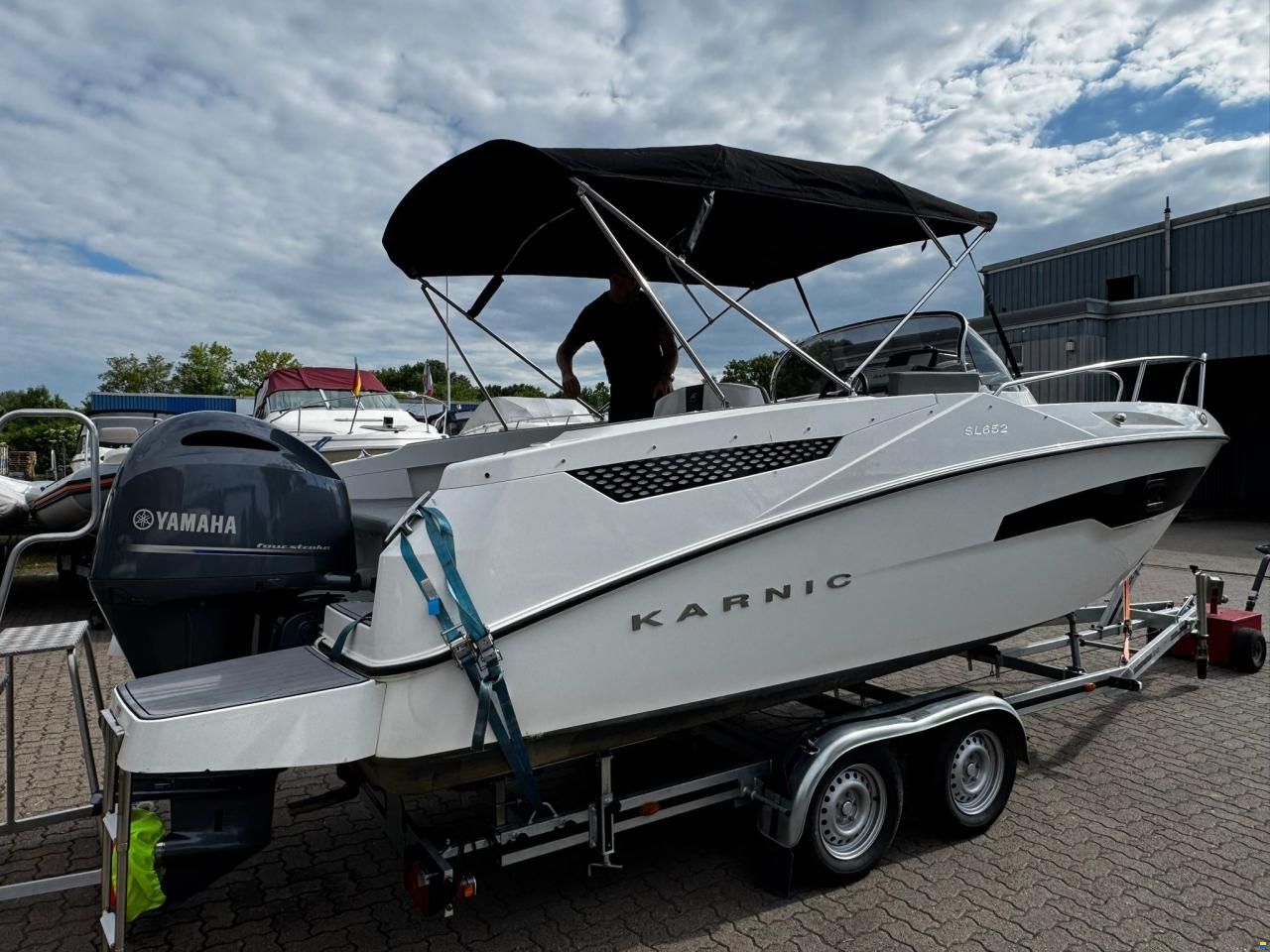 Karnic SL652 inkl. Yamaha F200XCA und Trailer