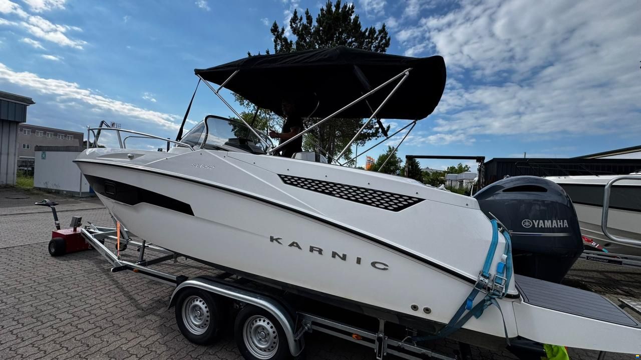 Karnic SL652 inkl. Yamaha F200XCA und Trailer