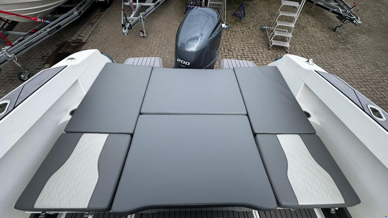 Karnic SL652 inkl. Yamaha F200XCA und Trailer