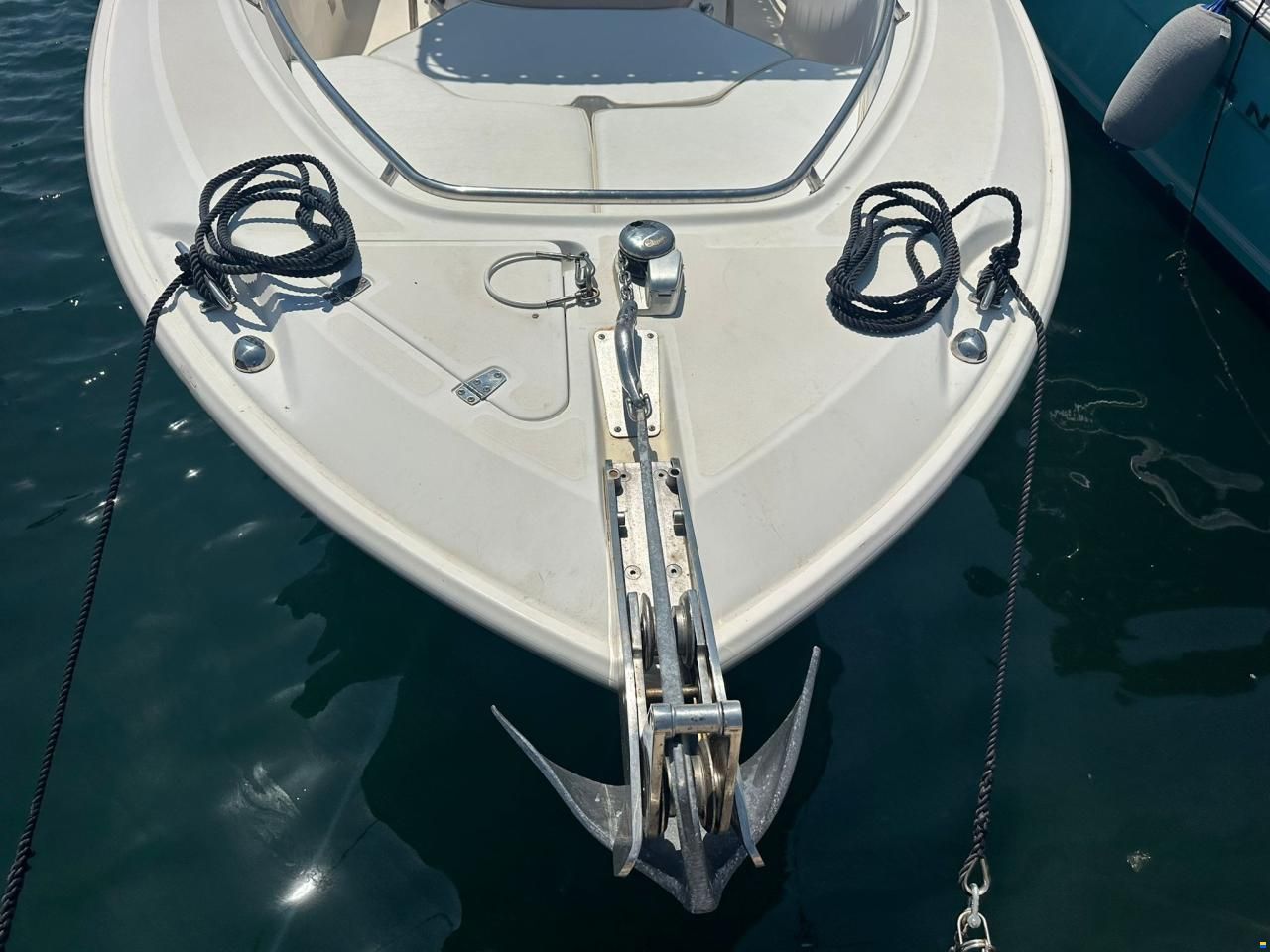 Boston Whaler 240 OUTRAGE