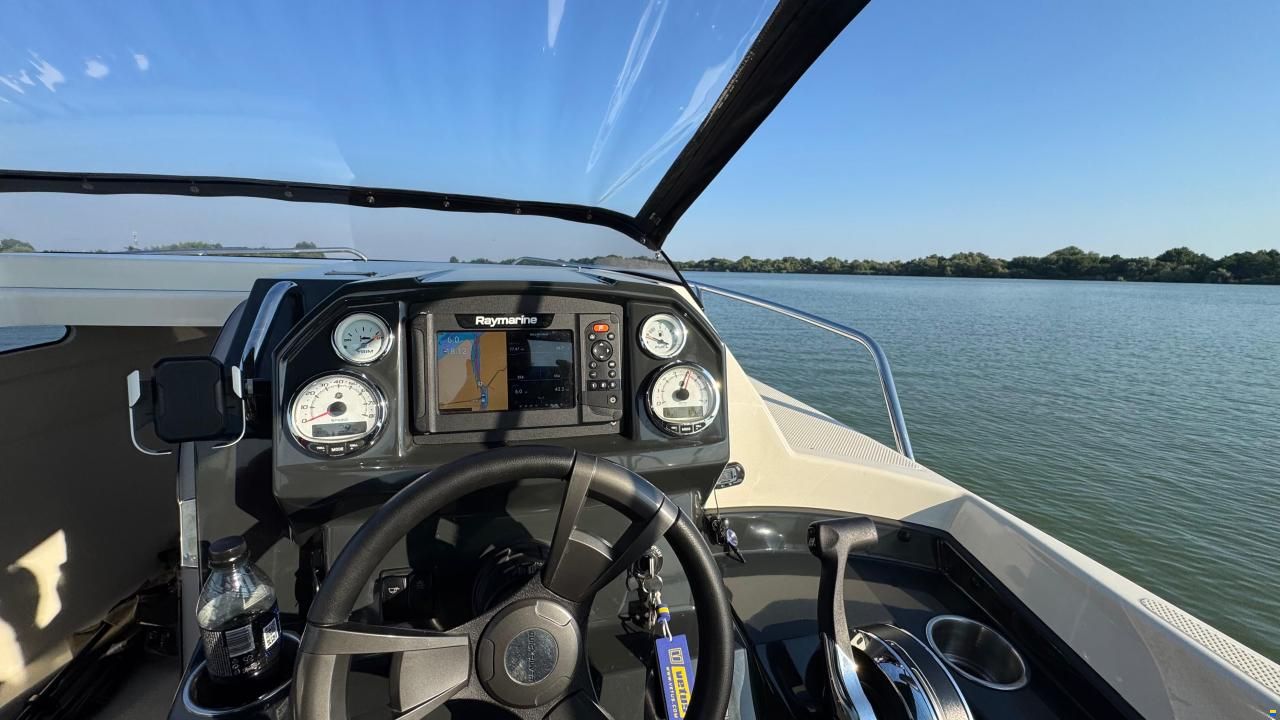 Quicksilver 555 Cabin
