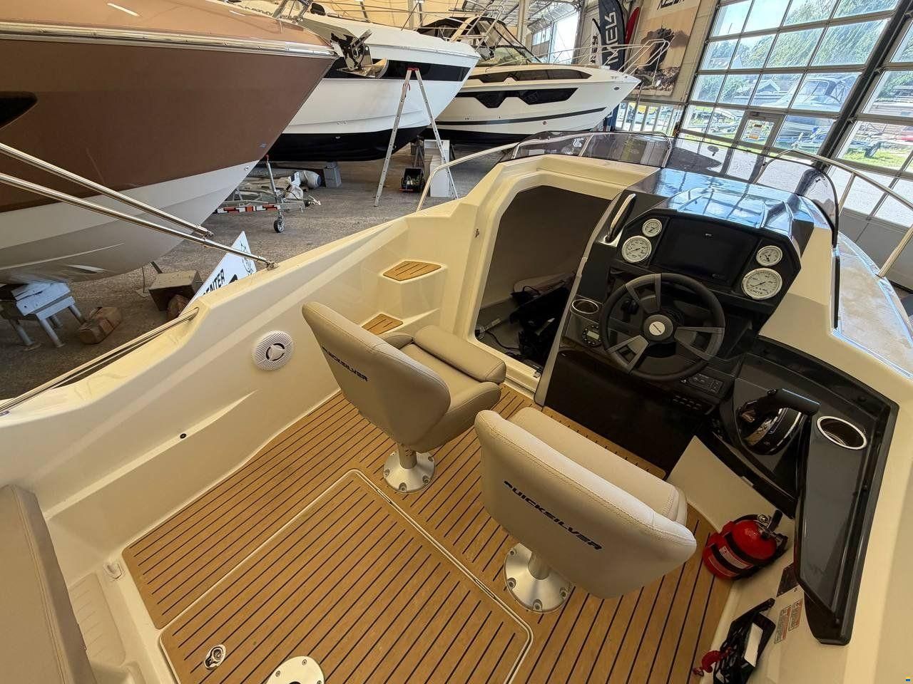 Quicksilver ACTIV 555 CABIN