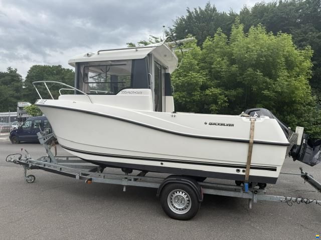 Quicksilver 555 Pilothouse mit 100PS und Trailer