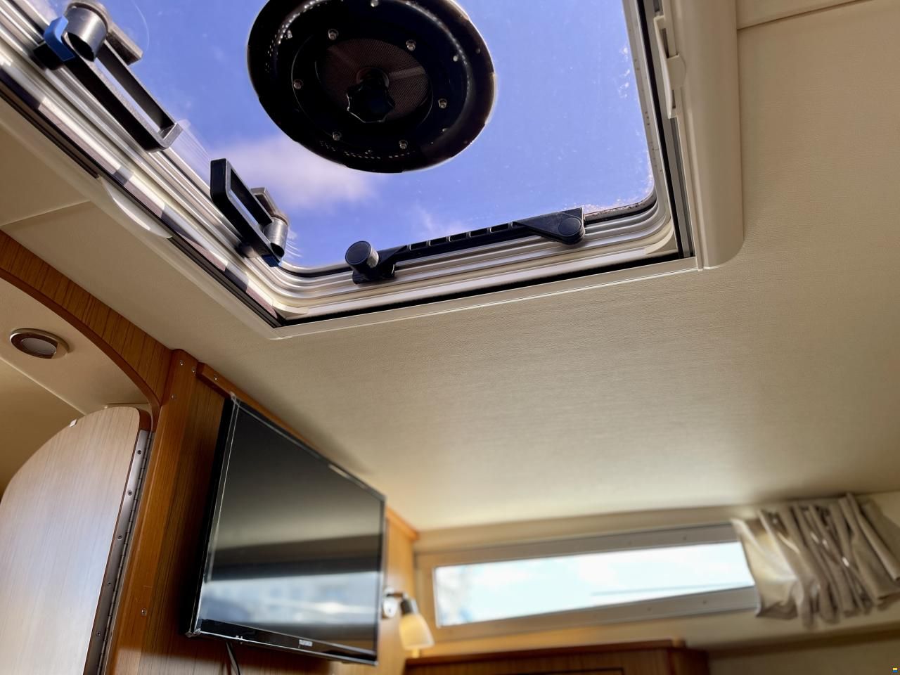 Saga 320 Sun Top